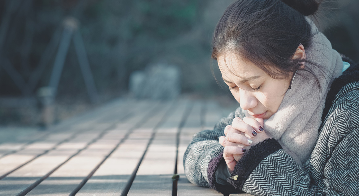 Stock Woman praying alone 72px