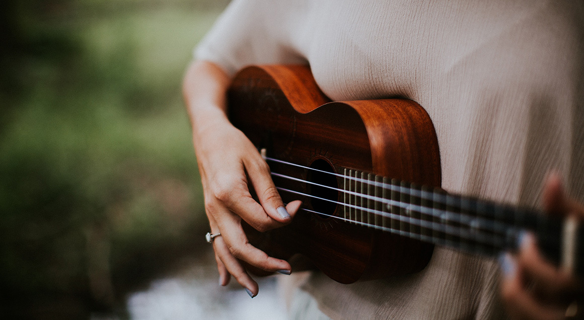 Woman playing guitar 72px
