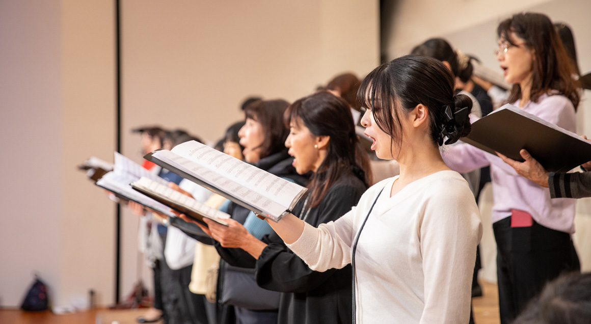 Women singing in choir 72px